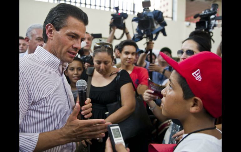 Peña Nieto visita a los afectados por el paso de 'Odile' en Baja California Sur. AFP  R. Schemidt  /