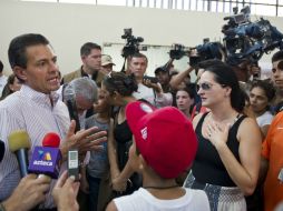 Enrique Peña Nieto se reúne con turistas en el aeropuerto de San José del Cabo. AFP  R. Schemidt  /