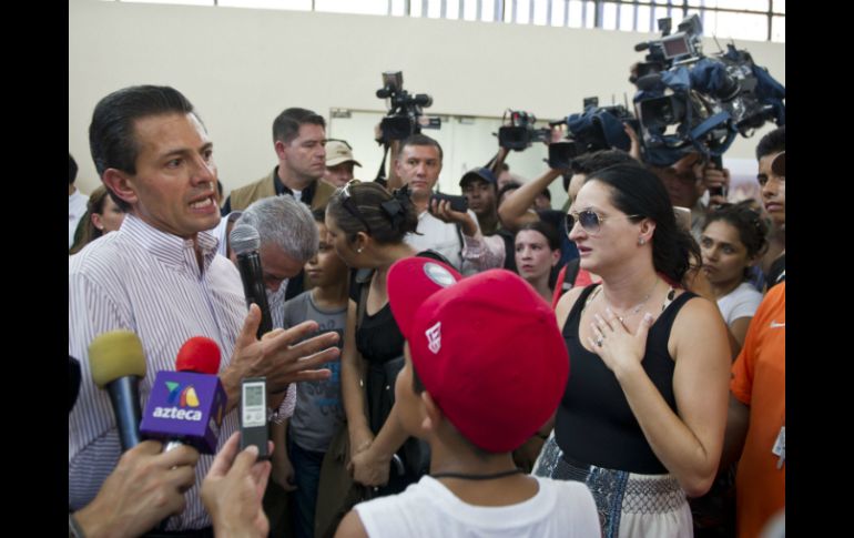 Enrique Peña Nieto se reúne con turistas en el aeropuerto de San José del Cabo. AFP  R. Schemidt  /