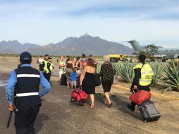 Decenas de turistas son llevados a Tijuana en aviones de la Fuerza Aérea. EL UNIVERSAL  I. Pérez  /