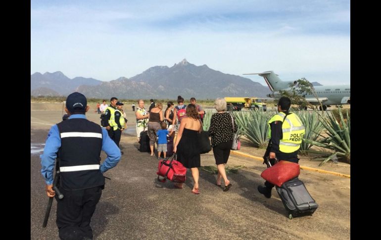 Decenas de turistas son llevados a Tijuana en aviones de la Fuerza Aérea. EL UNIVERSAL  I. Pérez  /