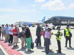 Autoridades, con el apoyo de aerolíneas, implementaron un puente aéreo para que los turistas varados en Los Cabos pudieran regresar. AFP /