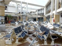 Entre los daños se observa el desprendimiento de la lonaria de la terminal 1 y la caída de plafones en la terminal 2. NTX /