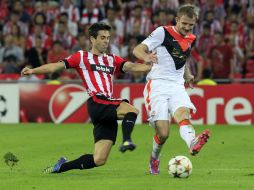 El jugador del Athletic Club de Bilbao Markel Susaeta (i) pelea un balón con Olexandr Kucher, del Shakhtar. EFE  A. Aldai.  /