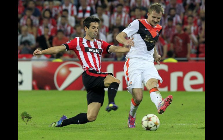 El jugador del Athletic Club de Bilbao Markel Susaeta (i) pelea un balón con Olexandr Kucher, del Shakhtar. EFE  A. Aldai.  /