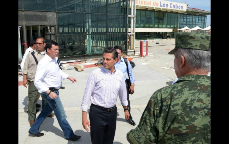 Ayer, Peña Nieto recorrió las zonas afectadas por 'Odile' en Baja California Sur. NTX ARCHIVO /