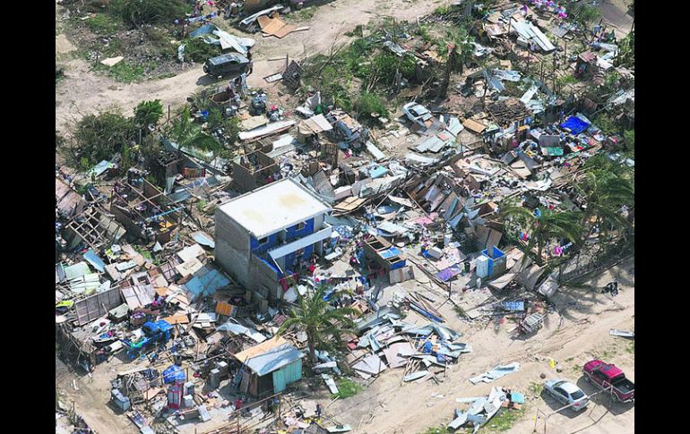 Fotografía cedida por la Presidencia de México de los destrozos a las viviendas humildes que dejó “Odile” a su paso por BCS. ESPECIAL /