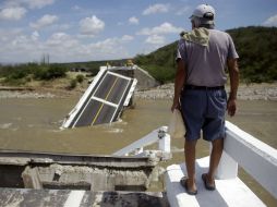 'Odile' dañó considerablemente las vías de transporte terrestre, por lo que autoridades trasladan ayuda por aire. AP  V. Caivano  /