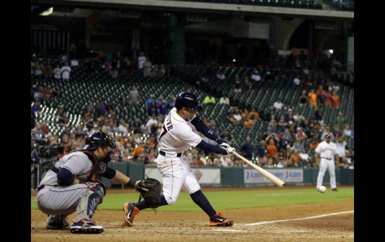 Con un doblete al jardín central, José Altuve consiguió la marca de más imparables en una temporada para Houston. AP  D. Phillip  /