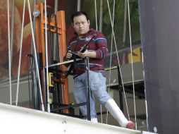 Un empleado de un supermecardo porta un rifle de aire para prevenir saqueos de la gente en la tienda. AP. V. Caivano  /