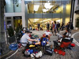 La locura por Apple no es exclusiva de EU, en Alemania también hay compradores ansiosos por tener el nuevo iPhone 6. AP M. Probst  /