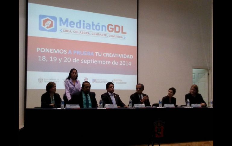 La cónsul y otros directivos de la UdeG, en la inauguración del Mediatón. TWITTER: @udg_cucei.  /