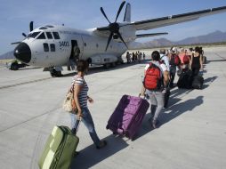 Desde el aire, observan las largas filas de personas en las cercanías del aeropuerto de Los Cabos. AP  V. Caivano  /