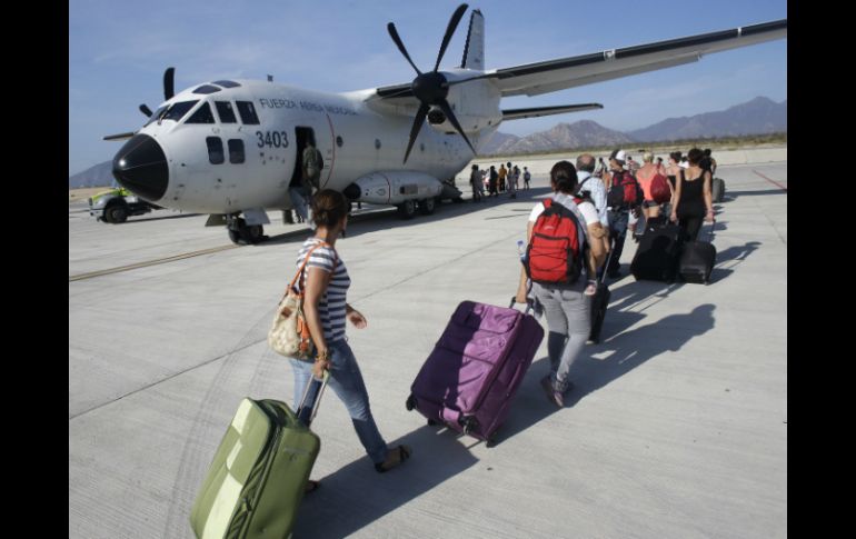 Desde el aire, observan las largas filas de personas en las cercanías del aeropuerto de Los Cabos. AP  V. Caivano  /