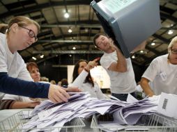 Autoridades realizan el conteo de votos del referéndum en Escocia. EFE  R. Perry  /