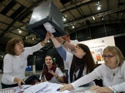 Autoridades realizan el conteo de votos del referéndum en Escocia. EFE  R. Perry  /