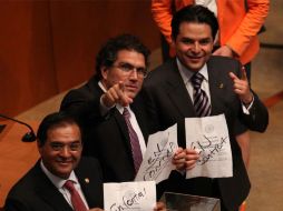 Zoe Robledo, Armando Ríos Piter y Ángel Benjamín Robles Montoya, del PRD, muestran las boletas en la votación. EL UNIVERSAL  J. Ríos  /