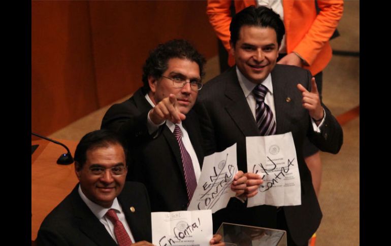 Zoe Robledo, Armando Ríos Piter y Ángel Benjamín Robles Montoya, del PRD, muestran las boletas en la votación. EL UNIVERSAL  J. Ríos  /