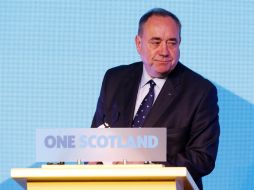 Alex Salmond se retira para permitir que Escocia se beneficie de ''un nuevo liderazgo escocés. AP D. Lawson  /