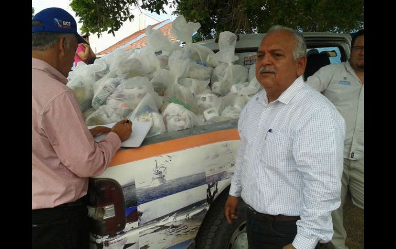 Fernando García, secretario de Pesca, forma parte del equipo de entrega de despensas en La Paz. FACEBOOK Marcos Covarrubias  /