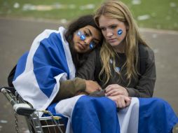 Simpatizantes a favor de la independencia de Escocia muestran su descontento en la plaza George Square de Glasgow. EFE  R. Perry  /