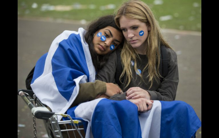 Simpatizantes a favor de la independencia de Escocia muestran su descontento en la plaza George Square de Glasgow. EFE  R. Perry  /