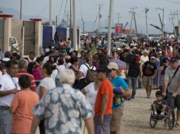 Turistas esperan a ser evacuados de San José de los Cabos. AP  D. López  /