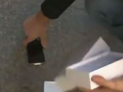 Cuando el iPhone cae al piso el comprador se lleva los abucheos de quienes se encontraban en la fila. YOUTUBE  Sameer Kapur.  /