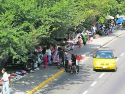 El tianguis en la Colonia Rancho Nuevo invade todos los miércoles las laterales y banquetas. EL INFORMADOR M. Vargas  /