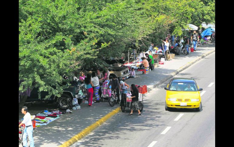 El tianguis en la Colonia Rancho Nuevo invade todos los miércoles las laterales y banquetas. EL INFORMADOR M. Vargas  /