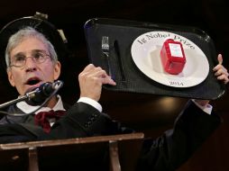 Marc Abrahams, maestro de ceremonias, muestra el premio Ig Nobel 2104. AP  C. Krupa  /