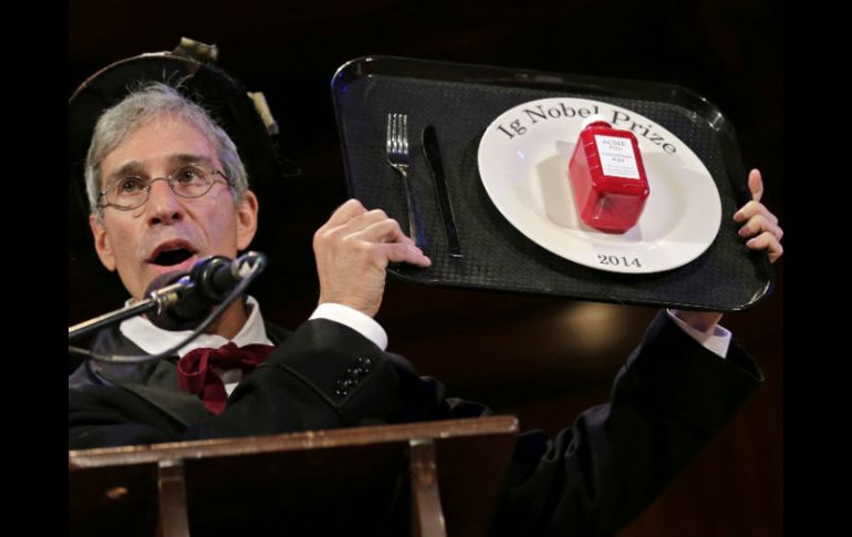 Marc Abrahams, maestro de ceremonias, muestra el premio Ig Nobel 2104. AP  C. Krupa  /