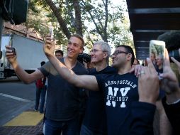 La presencia de Tim Cook (centro) en una de las tiendas de Apple desató una ola de seifies entre sus admiradores. AFP  J. Sullivan  /