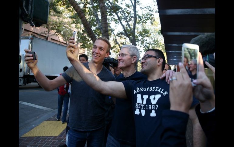 La presencia de Tim Cook (centro) en una de las tiendas de Apple desató una ola de seifies entre sus admiradores. AFP  J. Sullivan  /