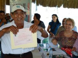 Miguel Cordero muestra orgulloso su certicado. NTX ESPECIAL  /