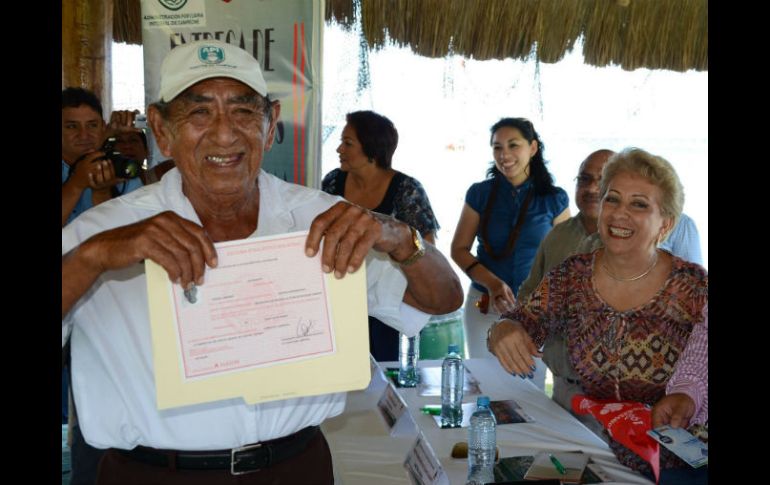 Miguel Cordero muestra orgulloso su certicado. NTX ESPECIAL  /