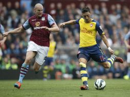 El alemán Mesut Ozil (d) toma el mando del mediocampo y responde con un gol y una asistencia. AFP  A. Dennis  /