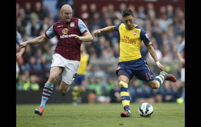 El alemán Mesut Ozil (d) toma el mando del mediocampo y responde con un gol y una asistencia. AFP  A. Dennis  /