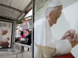 Carteles promocionales de la visita papal en Tirana, capital de Albania. AFP  G. Shukullaku  /