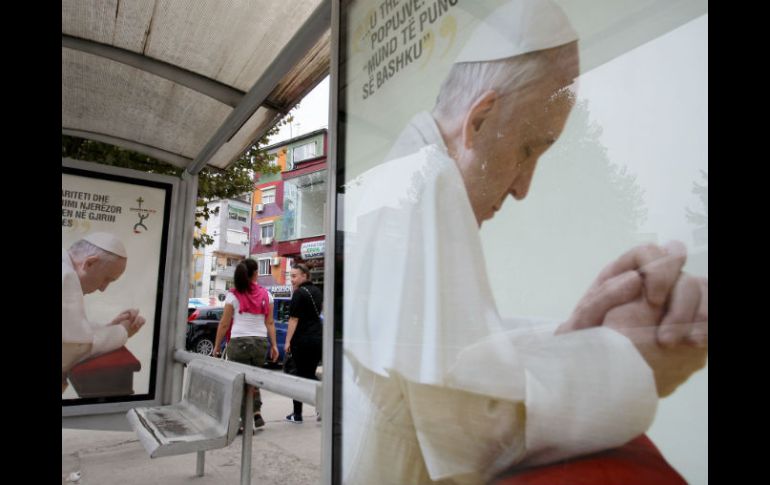 Carteles promocionales de la visita papal en Tirana, capital de Albania. AFP  G. Shukullaku  /