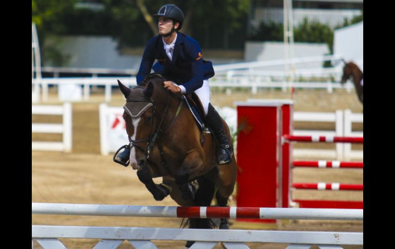 Vizcaíno, a lomos de 'ZZ Top', concluyó su recorrido con tiempo de 29.44 segundos. EL INFORMADOR F. ATILANO  /