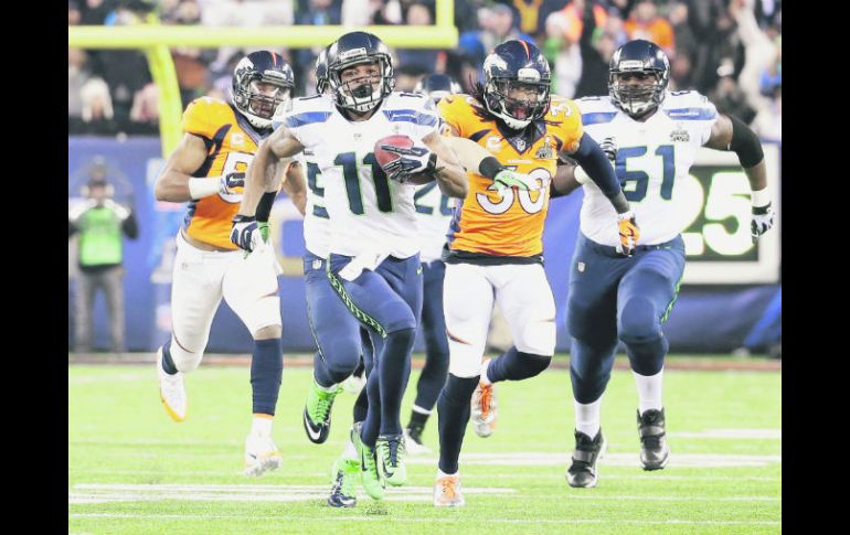 Percy Harvin (11) regresa una patada de salida de 87 yardas que terminó en anotación para Seattle. AP /