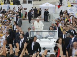 La cordialidad del Papa con los fieles se vio trastocada por la seguridad ante las noticias de posibles atentados. EFE  A. Babani  /