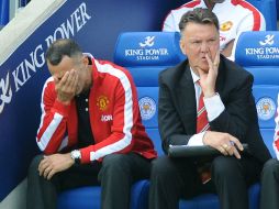 El director técnico del ManU, Louis Van Gaal (d), y su asistente Ryan Giggs (i) reaccionan ante el resultado inminente. AP R. Vieira  /