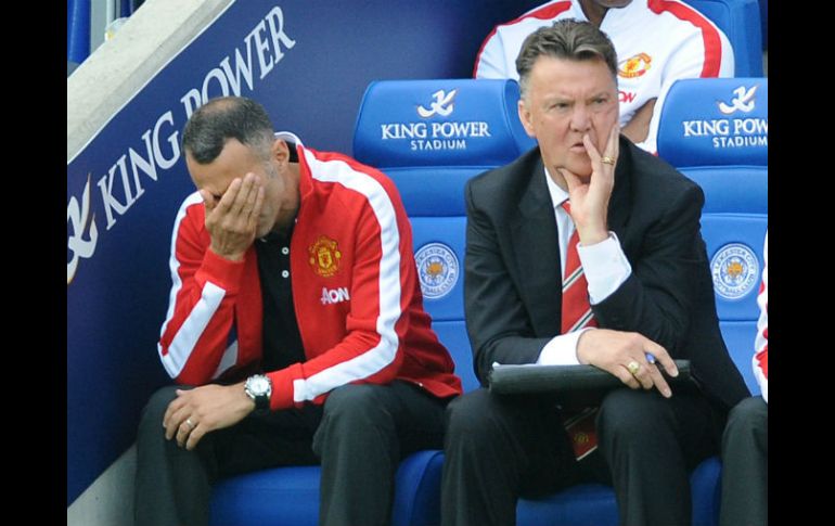 El director técnico del ManU, Louis Van Gaal (d), y su asistente Ryan Giggs (i) reaccionan ante el resultado inminente. AP R. Vieira  /