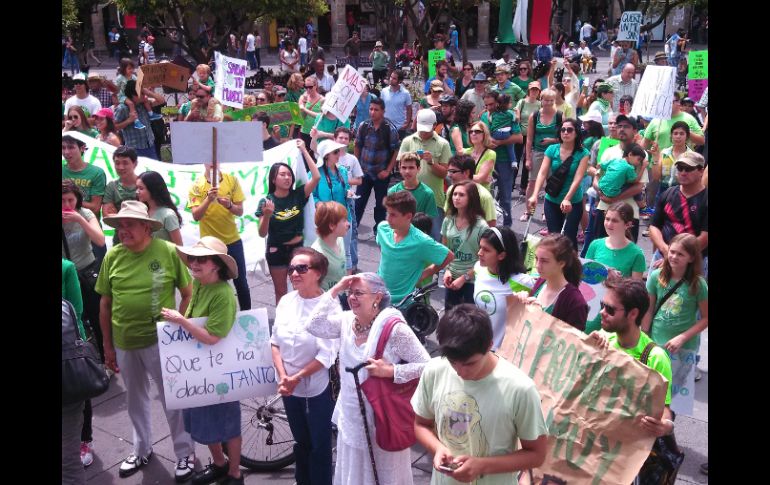 Se movilizan con el grito 'Tierra limpia, aire puro, queremos un planeta seguro'. EL INFORMADOR  /