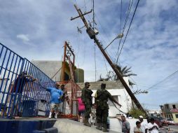 Habitantes de Los Cabos esperan para recibir víveres. AFP A. Estrella  /