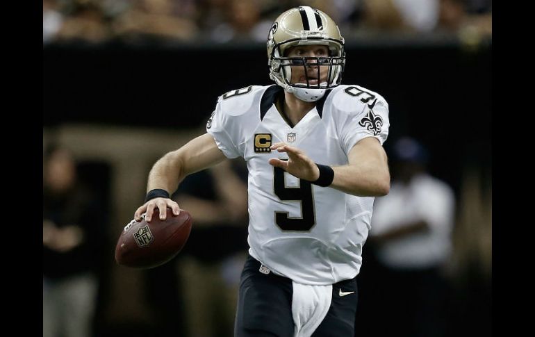 Drew Brees anotó dos touchdowns para darle a Nueva Orleans su primera victoria de la temporada. AFP  S. Gardner.  /