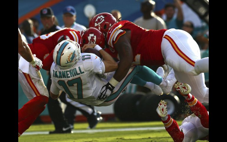 El mariscal de campo de los Delfines de Miami es derribado por la defensa de los Jefes de Kansas City. AFP  R. Martínez  /