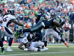 Marshall Lynch se lanza para anotar en tiempo extra y dar la victoria a Seattle. AFP J.Gross  /